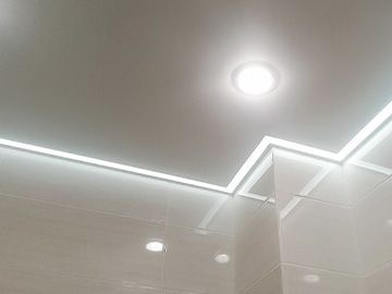 Контурная подсветка натяжного потолка в ванную с точечными светильниками, 4 м2