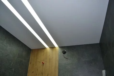 Световые линии на натяжном потолке в ванной