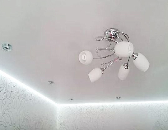 Парящий натяжной потолок с подсветкой в спальне, 12 кв.м