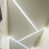 Фото натяжного потолка со световыми линиями в коридоре