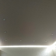 Парящий натяжной потолок с точечными светильниками