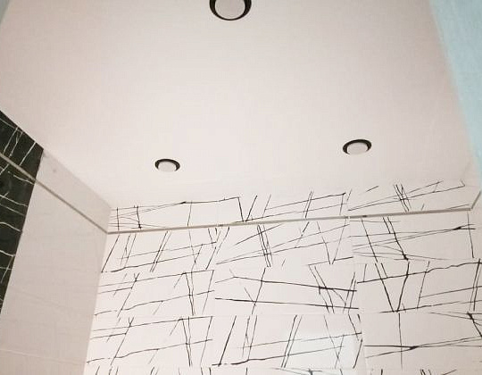 Белый натяжной потолок с точечным светильниками на кухне, 5 кв.м