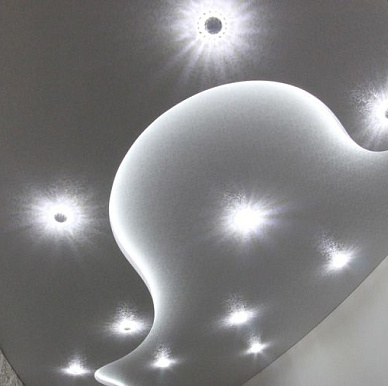 Фактурный натяжной потолок с точечными светильниками