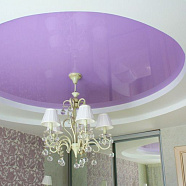 Цветной многоуровневый натяжной потолок с подсветкой и люстрой в зале