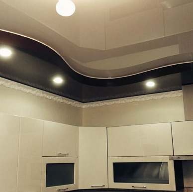 Многоуровневый натяжной потолок на кухне, фото