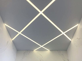 Потолок со световыми линиями - фото 1