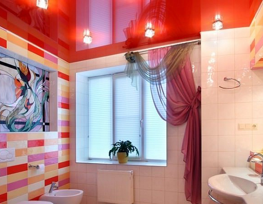 Цветной натяжной потолок в ванную, 4 кв.м