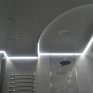 Парящий натяжной потолок с подсветкой в ванной