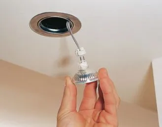 Как поменять потолочный светильник